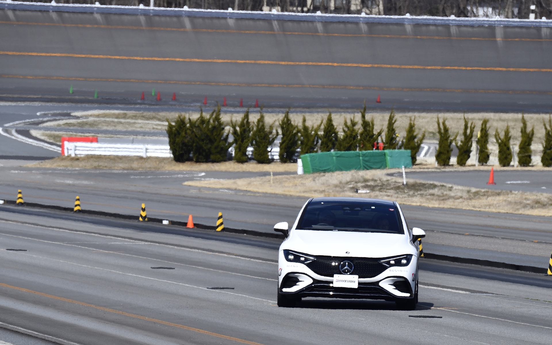 メルセデスEQEでは中高速でのハンドリングを確認した