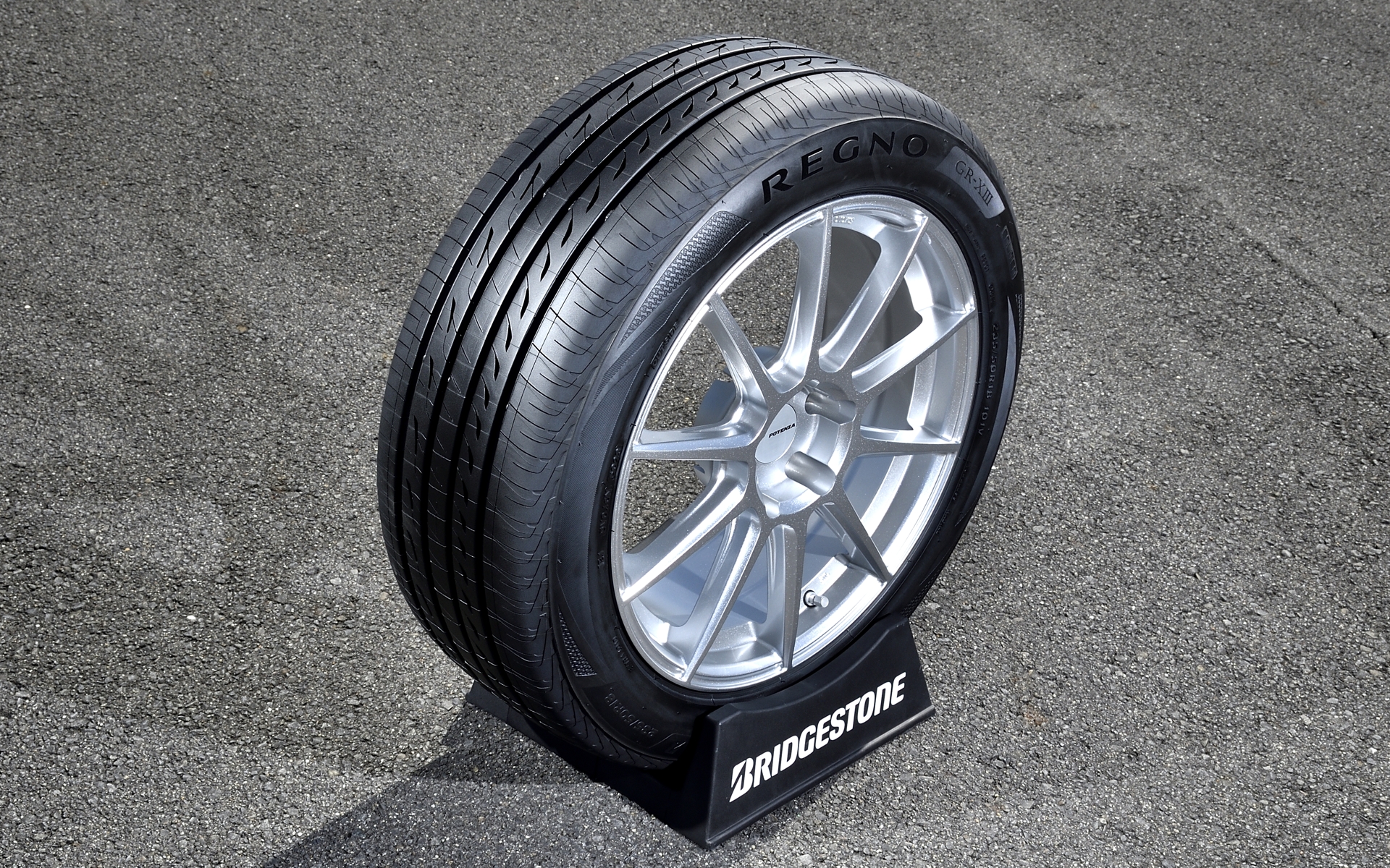 新技術基盤である“ENLITEN（エンライトン）”を初採用した「レグノGR-XIII」