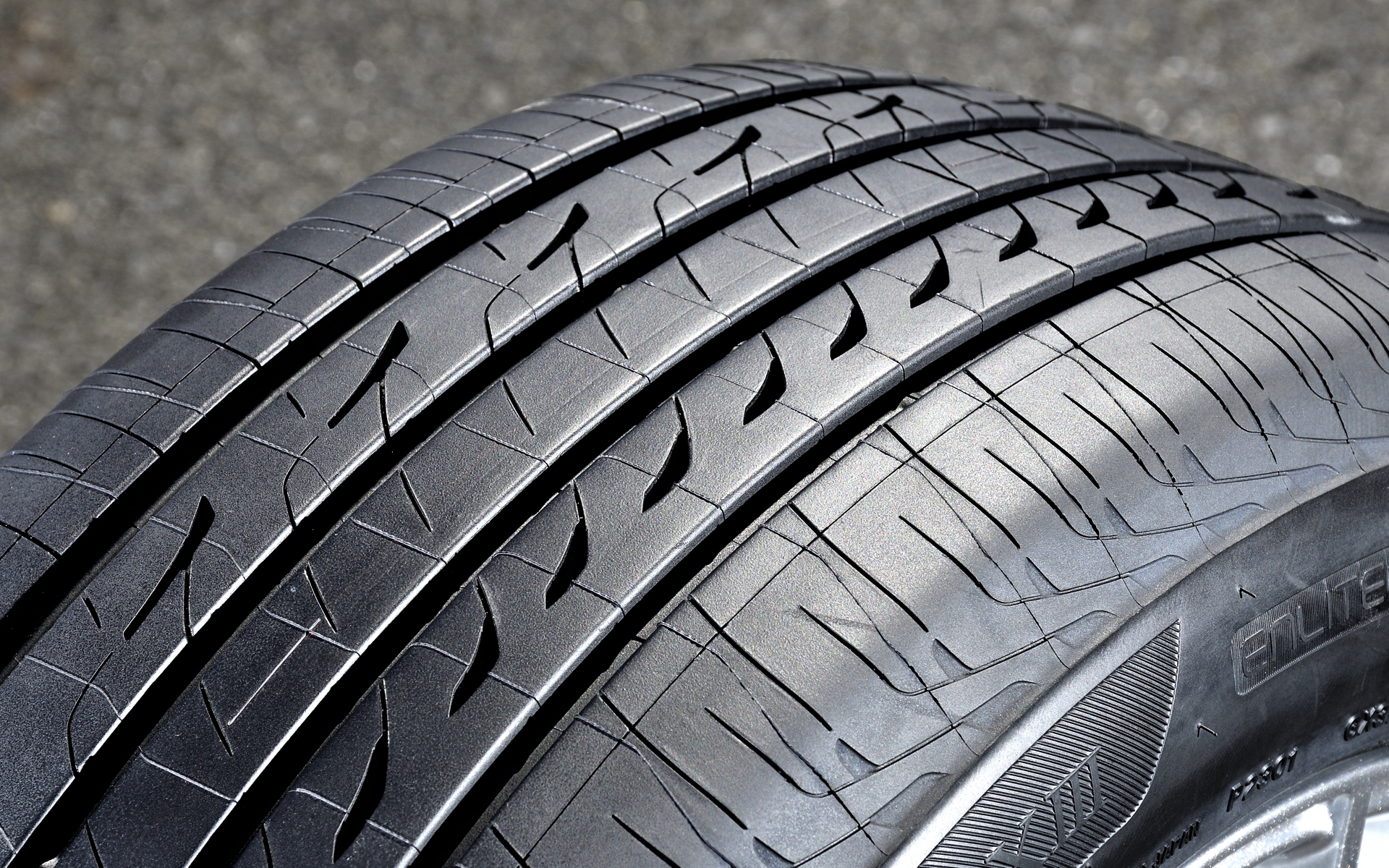 GR-XIIIのトレッドパターンは、溝の中で空気がぶつかり合う気柱管共鳴を低減する構造をさらに進化させたという