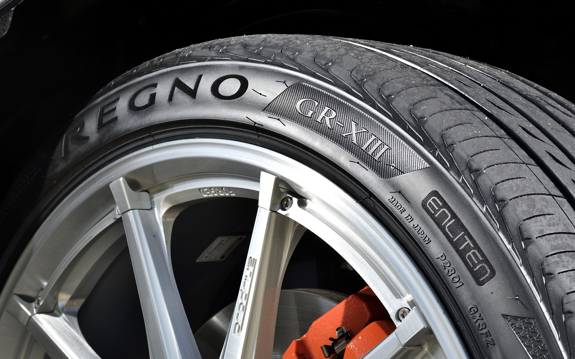 サイドウォールにはブリヂストンの新基盤技術である「ENLITEN」のロゴも入っている