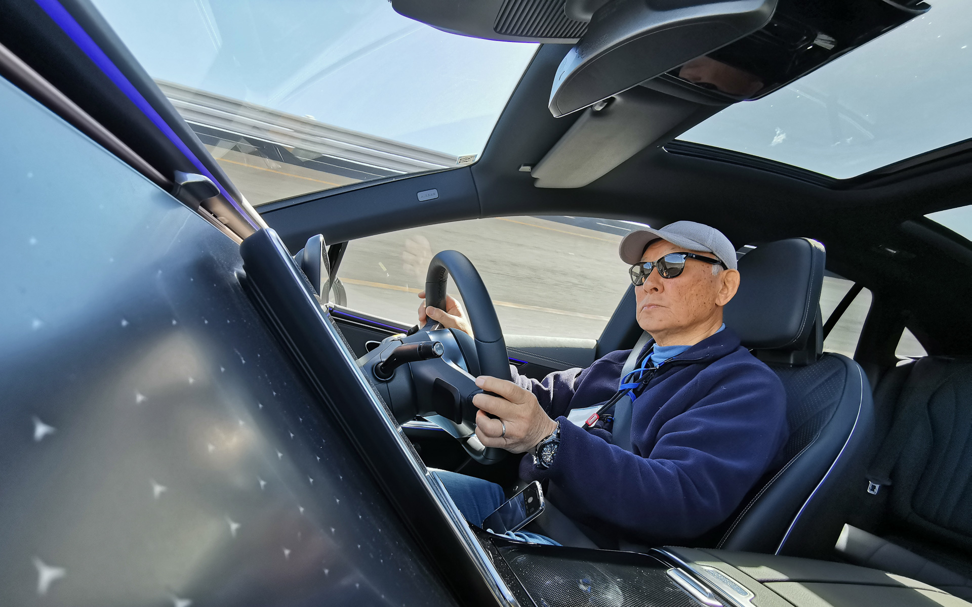 高速外周路では従来品のGR-XIIよりも新製品GR-XIIIのほうが舵角量が少なかった