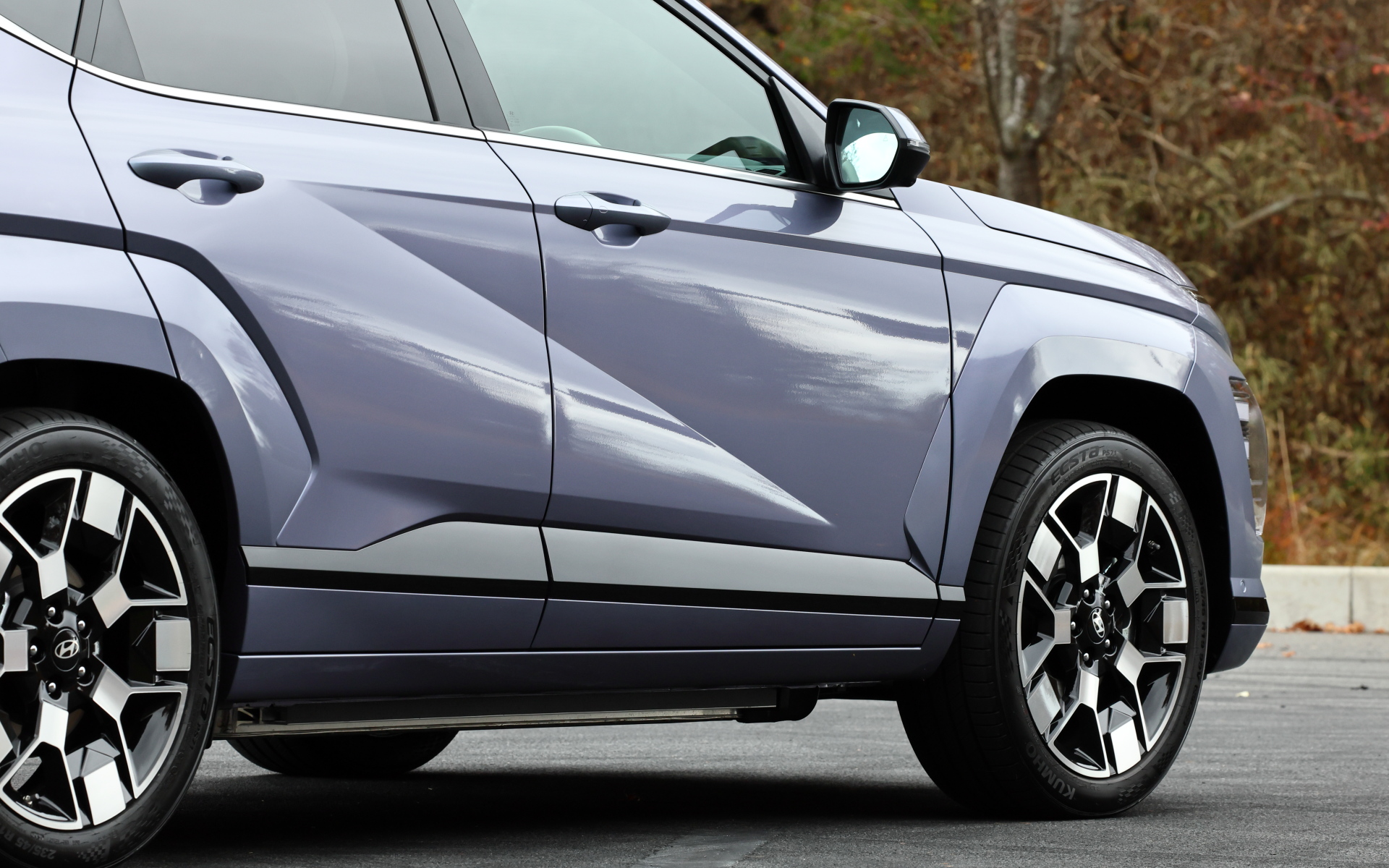 ボディサイドはZ形状の“鎧”を模したアーマーデザインで力強さを表現した