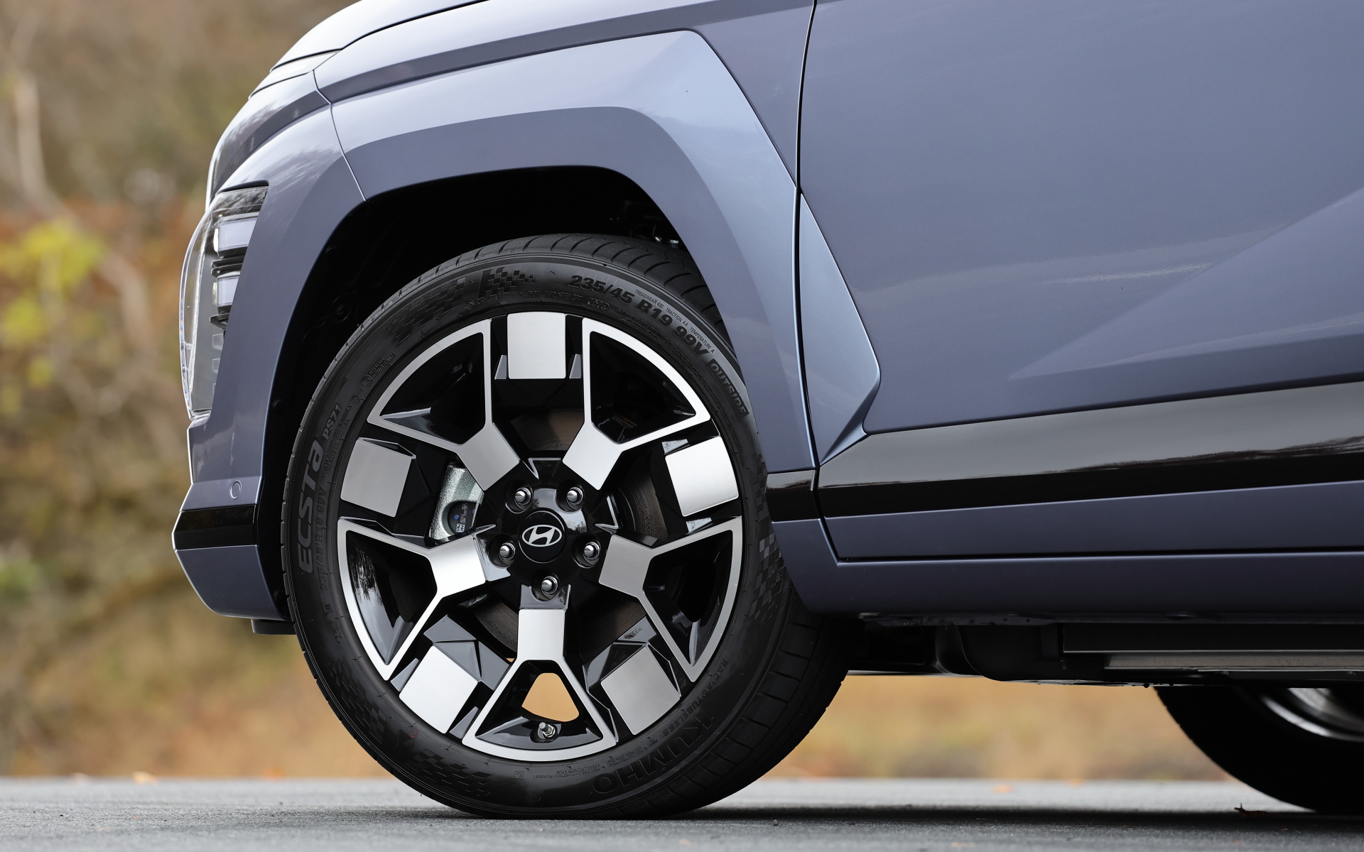 装着タイヤはクムホの「ECSTA PS71」でサイズは235/45R19