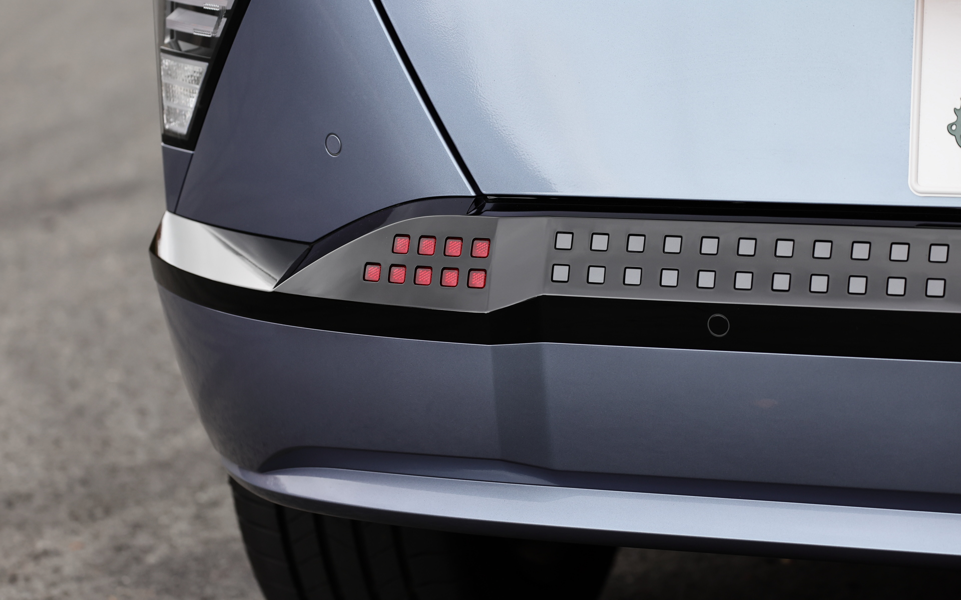 特徴的な「ピクセルグラフィック」デザインを採用