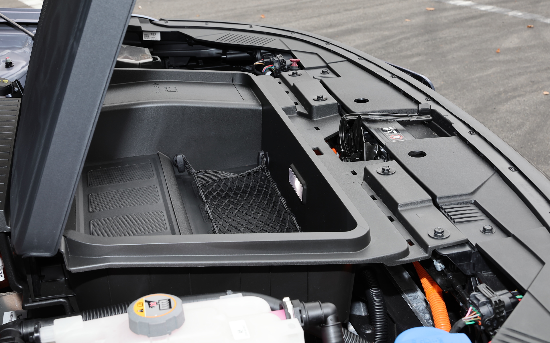 センター部分のコンテナボックスはネットも装備するほか、純正アクセサリーには仕切りのある「H Genuine KONA フランク収納ケース」も用意している