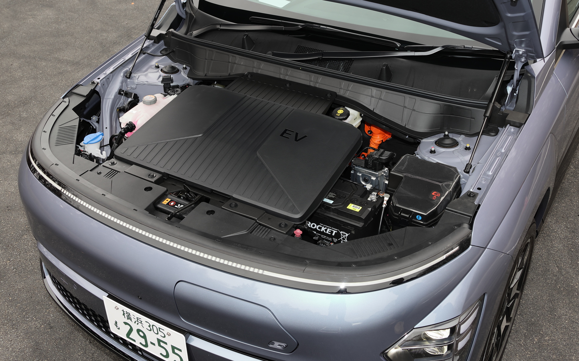 ボンネットを開けるとブレーキフルードやラジエータ液、ウィンドウウォッシャー液などの補充が可能