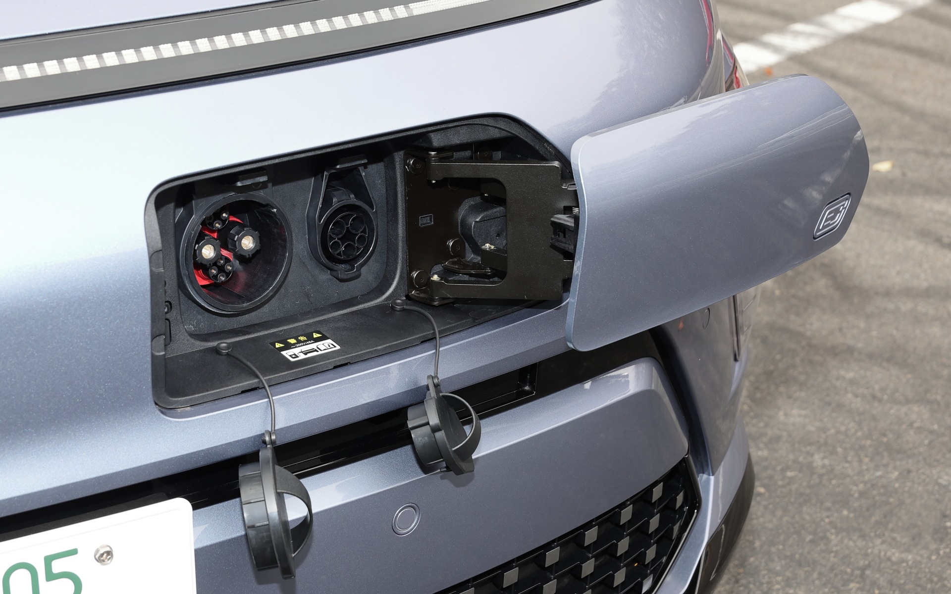 充電ポートはフロントバンパーに内蔵。普通充電と急速充電（CHAdeMO）に対応