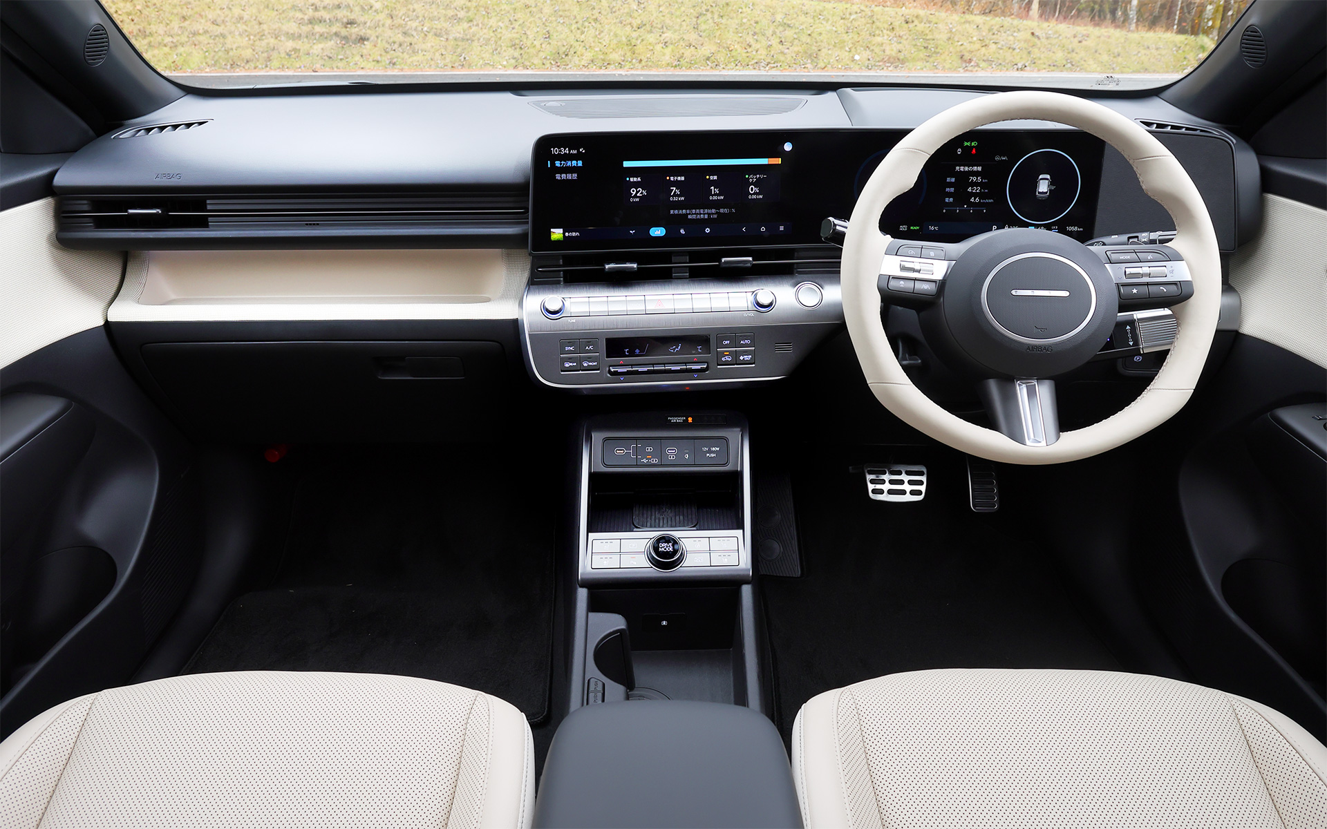 水平基調でシンプルなコクピットを造形。使い勝手を考慮して物理ボタンもあえて残している