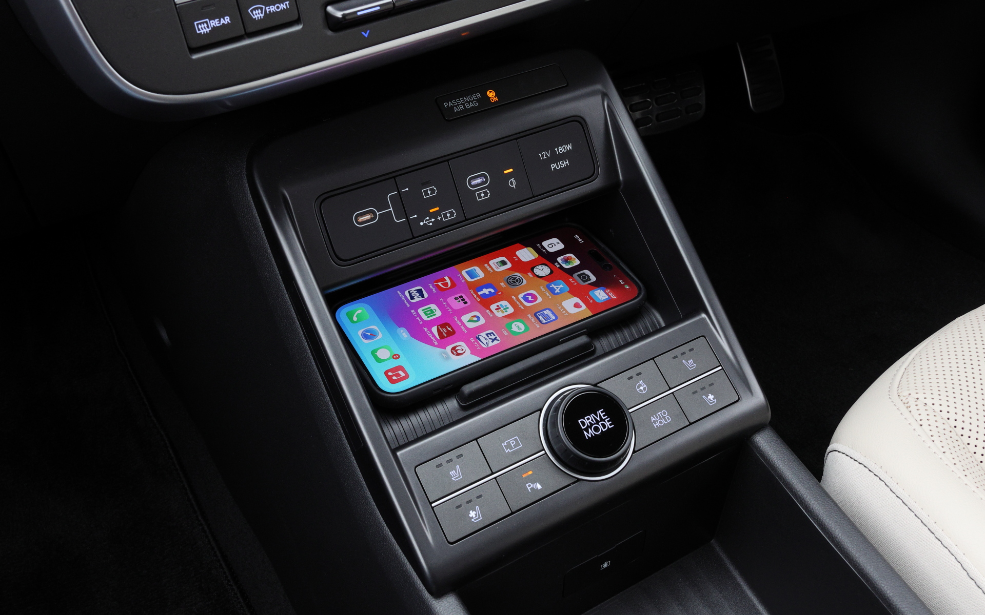 前席はUSB Type-Cポート×2と、ワイヤレス充電も備える。ドライビングモードの切り替えはダイヤル式で素早い変更が可能