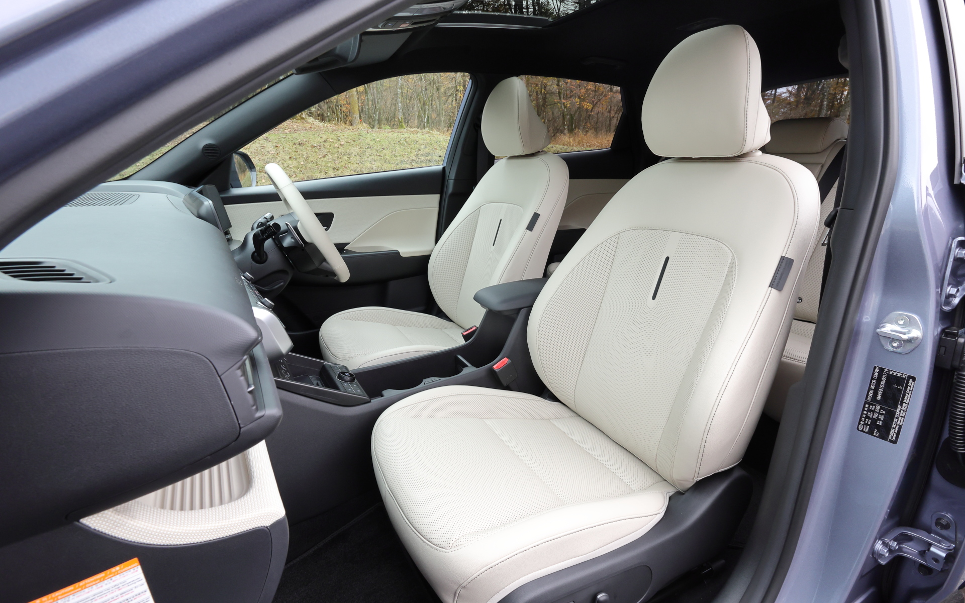 前席はアイオニック5と同じく疲れを癒やしてくれるリラクゼーションコンフォートシートを採用。シートヒーターだけでなく通気性を高めるベンチレーション機能も備わる