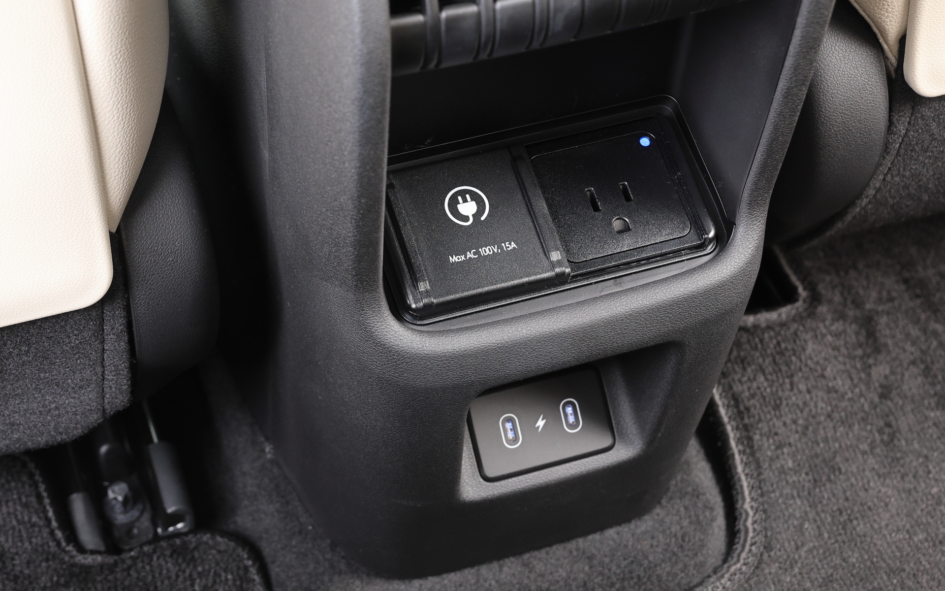 後席にもUSB Type-Cポート×2と15Aの100V電源を備えている