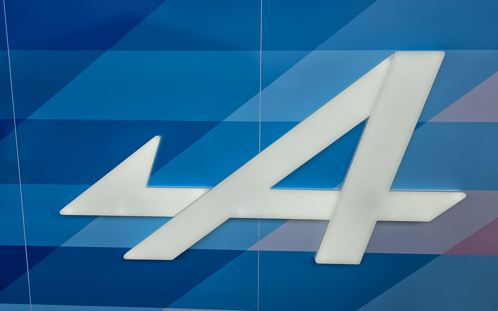 アルピーヌのロゴ。元は独立した自動車メーカーだったがルノー傘下となり、今はルノーのスポーツカーブランド、レーシング活動のブランドとして使われている