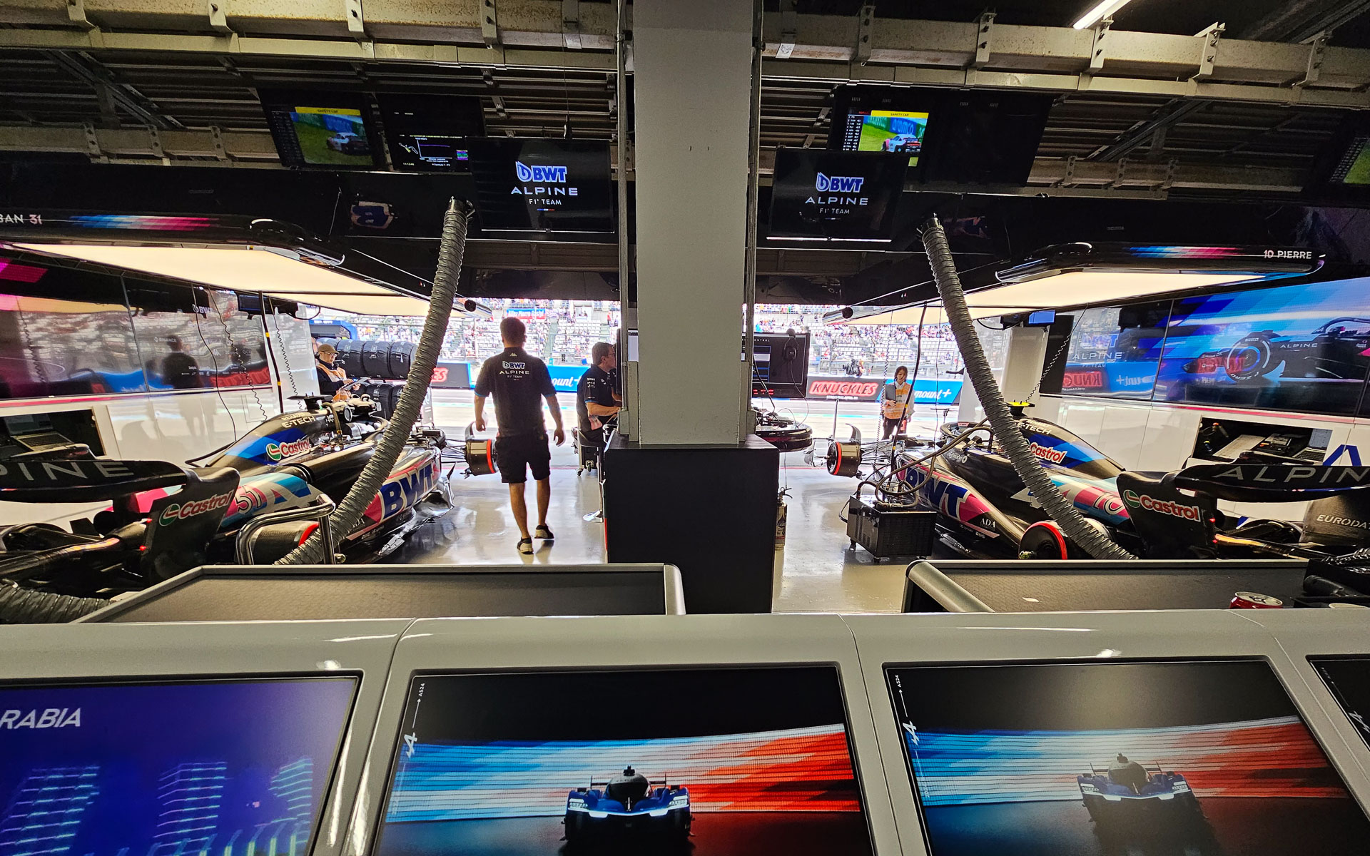 アルピーヌF1チームの日本GPでのガレージ。左側がオコン選手、右側がガスリー選手の車両