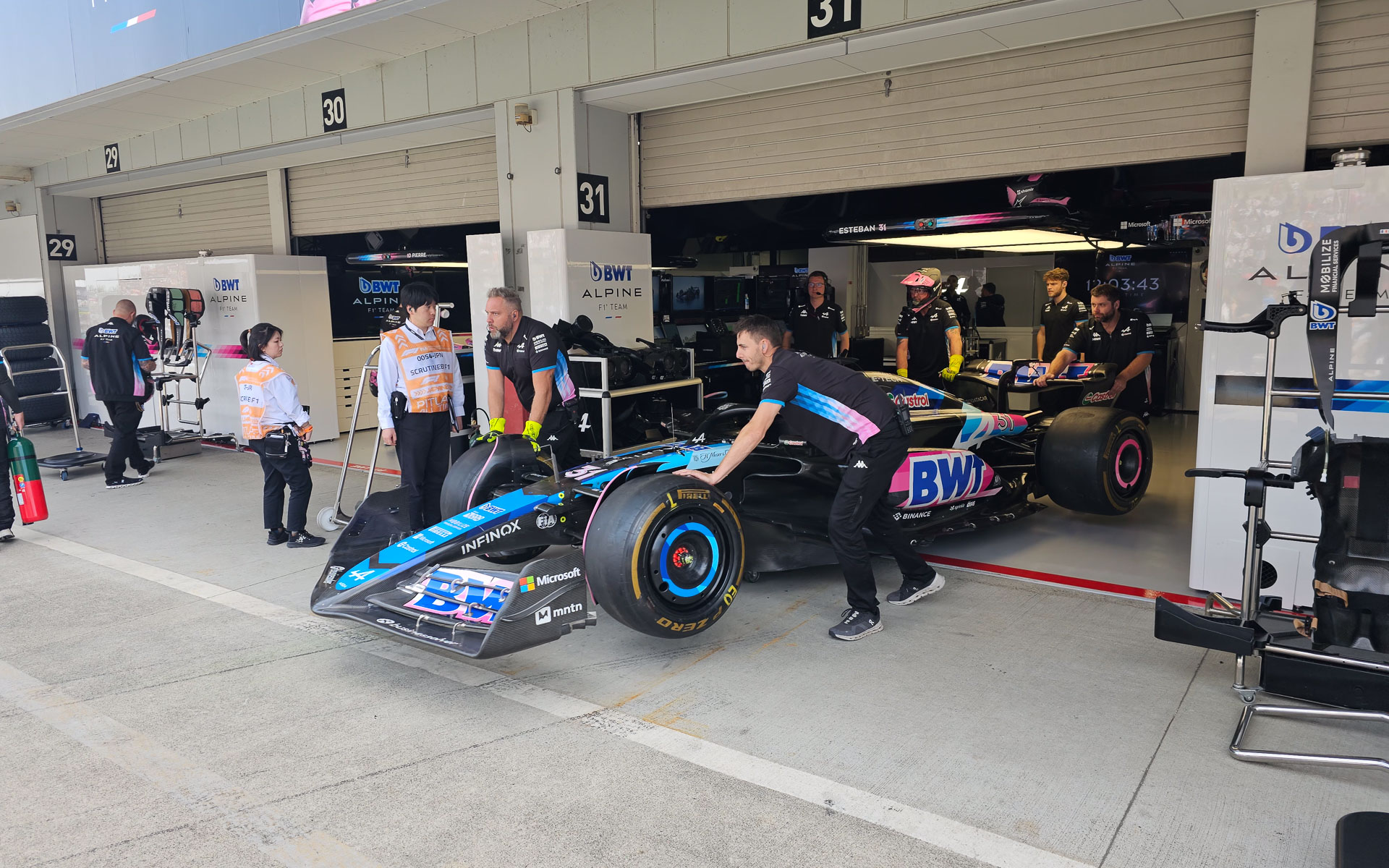 日曜日のピットウォーク中にはタイヤ交換の練習が行なわれる。それに向けて車両をピットレーンへ移動する