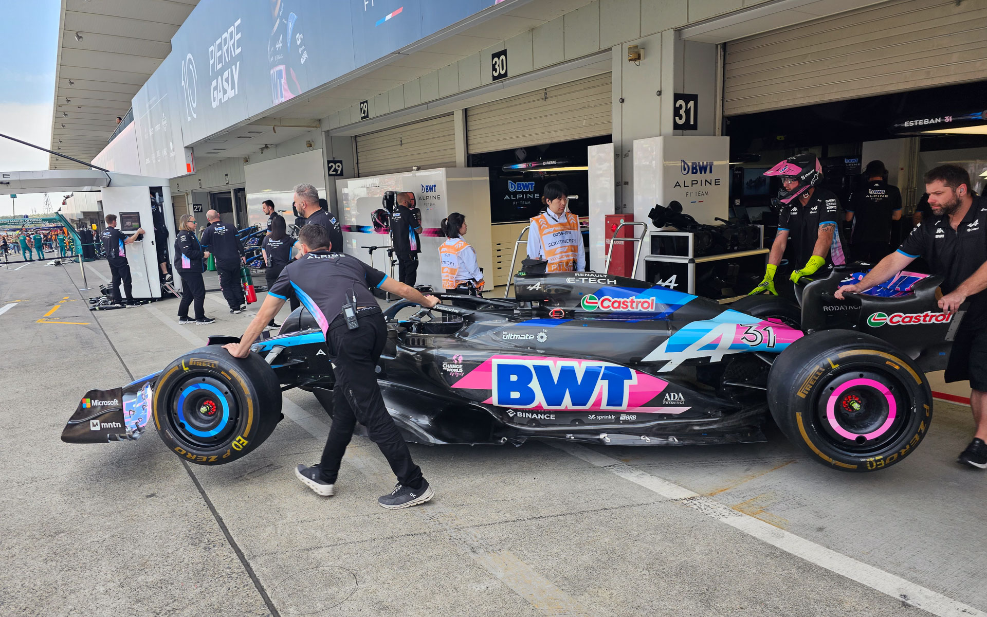 日曜日のピットウォーク中にはタイヤ交換の練習が行なわれる。それに向けて車両をピットレーンへ移動する