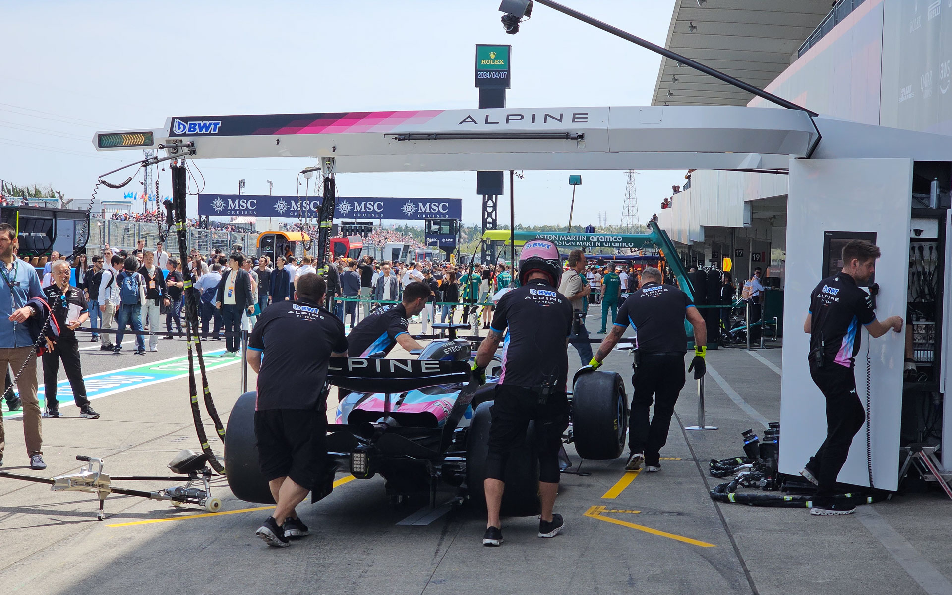 日曜日のピットウォーク中にはタイヤ交換の練習が行なわれる。それに向けて車両をピットレーンへ移動する