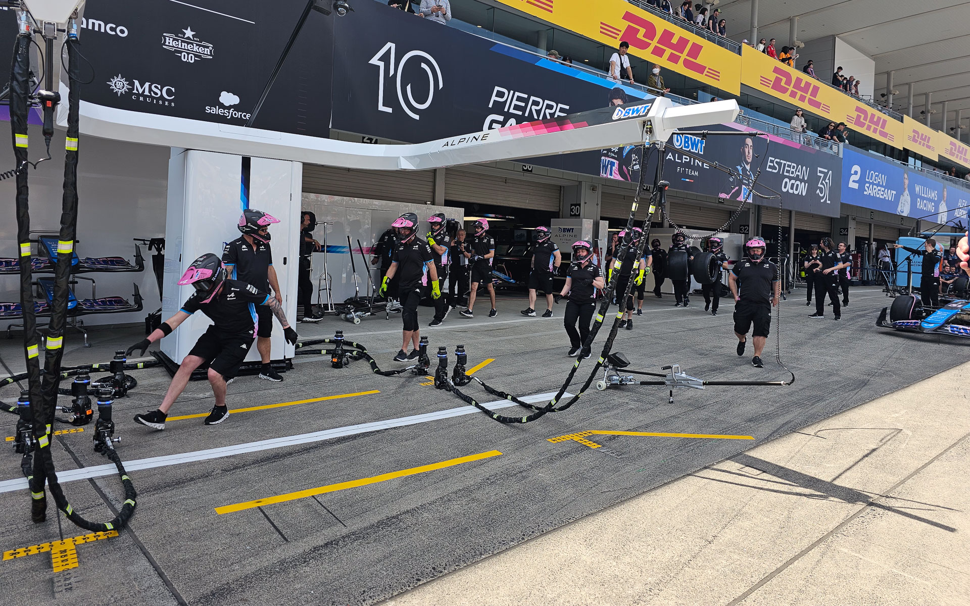 実車を利用したタイヤ交換練習。ドライバーがコースで1秒縮めるのはめちゃくちゃ大変だが、タイヤ交換ではちょっとミスすると数秒増えてしまうので、練習は重要だ