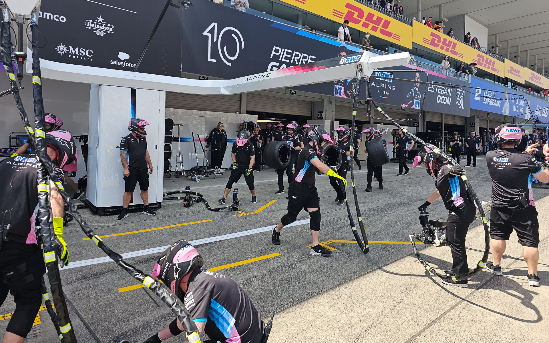 実車を利用したタイヤ交換練習。ドライバーがコースで1秒縮めるのはめちゃくちゃ大変だが、タイヤ交換ではちょっとミスすると数秒増えてしまうので、練習は重要だ