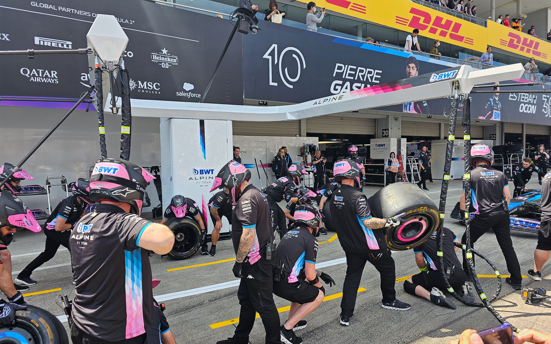 実車を利用したタイヤ交換練習。ドライバーがコースで1秒縮めるのはめちゃくちゃ大変だが、タイヤ交換ではちょっとミスすると数秒増えてしまうので、練習は重要だ