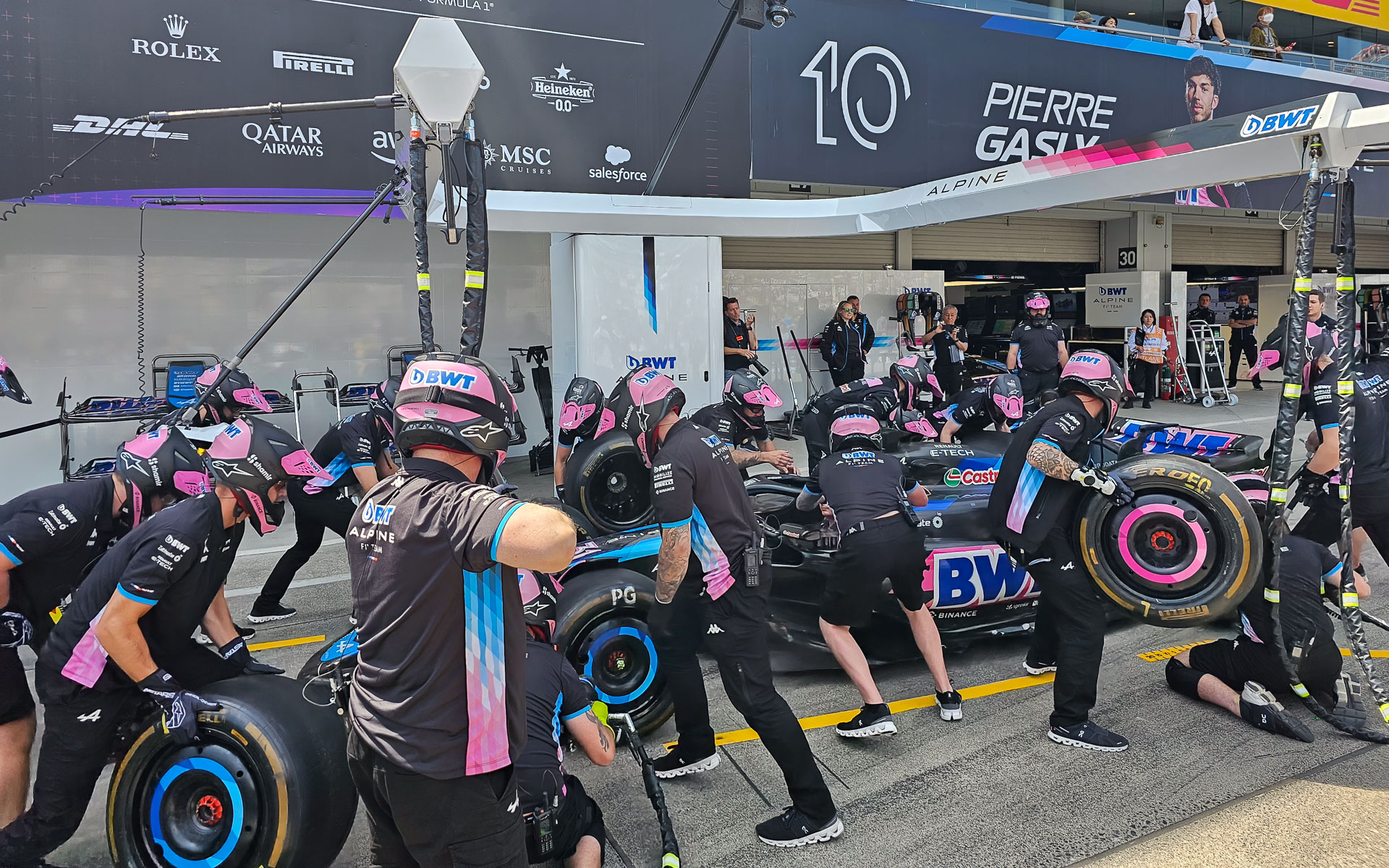 実車を利用したタイヤ交換練習。ドライバーがコースで1秒縮めるのはめちゃくちゃ大変だが、タイヤ交換ではちょっとミスすると数秒増えてしまうので、練習は重要だ