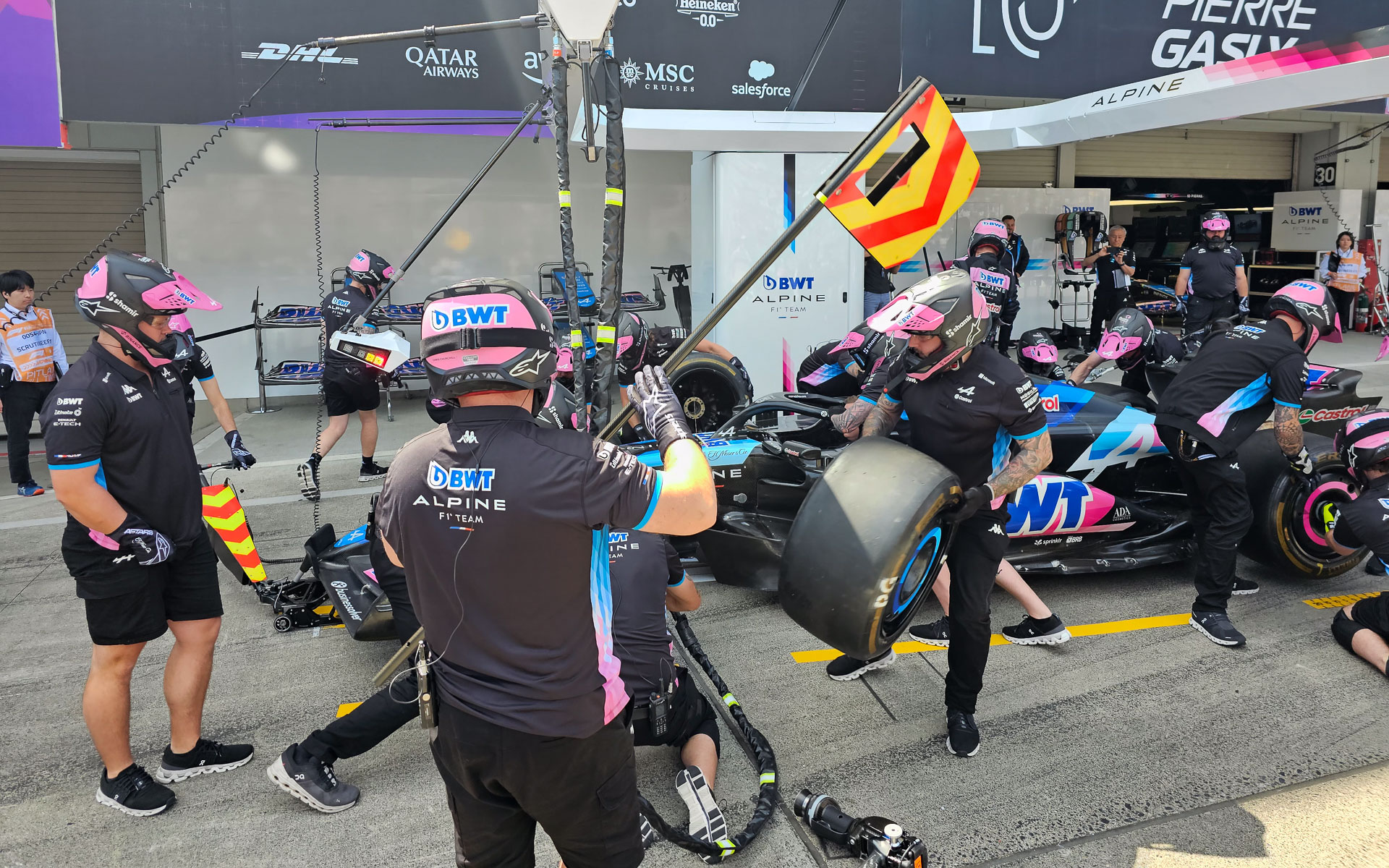 実車を利用したタイヤ交換練習。ドライバーがコースで1秒縮めるのはめちゃくちゃ大変だが、タイヤ交換ではちょっとミスすると数秒増えてしまうので、練習は重要だ