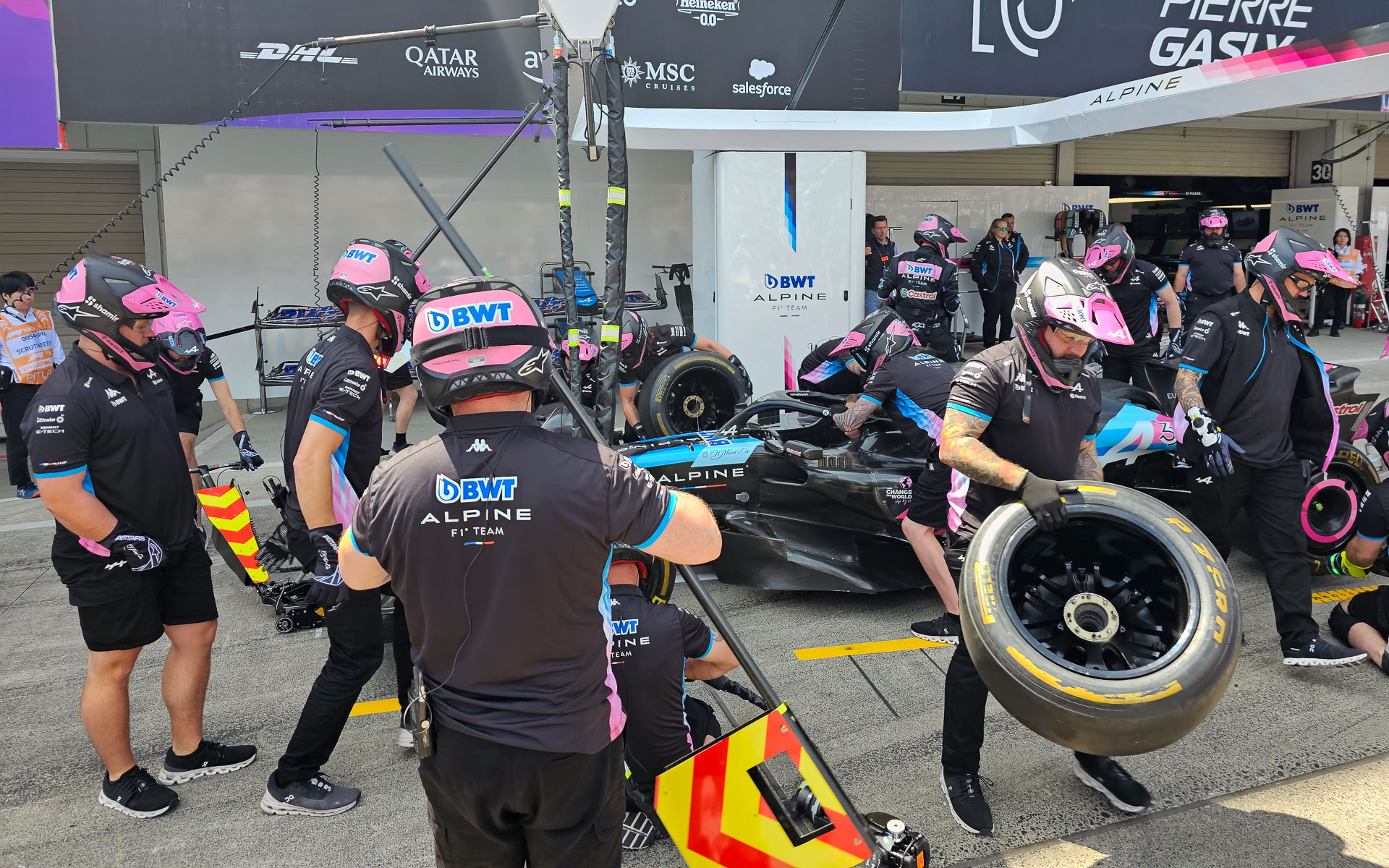 実車を利用したタイヤ交換練習。ドライバーがコースで1秒縮めるのはめちゃくちゃ大変だが、タイヤ交換ではちょっとミスすると数秒増えてしまうので、練習は重要だ