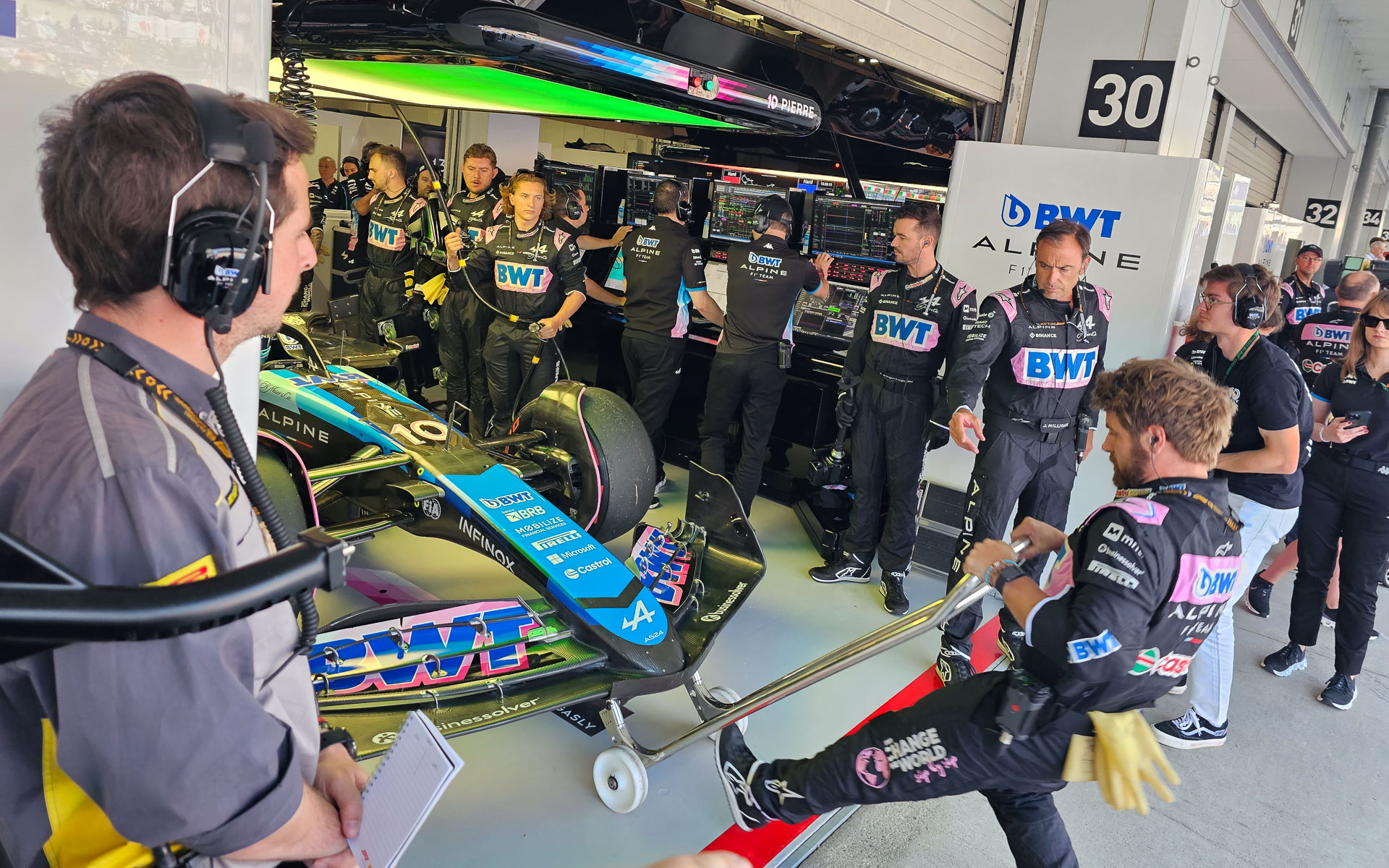 レコノサンスラップへ出て行く車両。このあとメカニックはグリッドに移動して車両がグリッドに到着するのを待つ