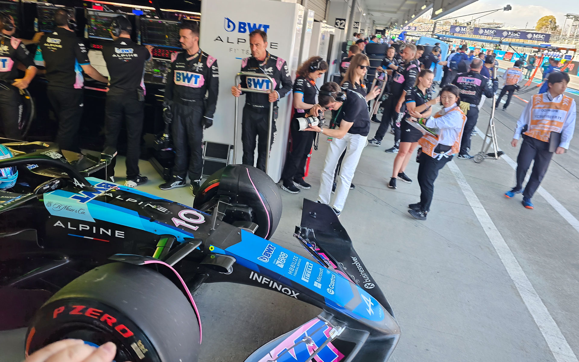 レコノサンスラップへ出て行く車両。このあとメカニックはグリッドに移動して車両がグリッドに到着するのを待つ