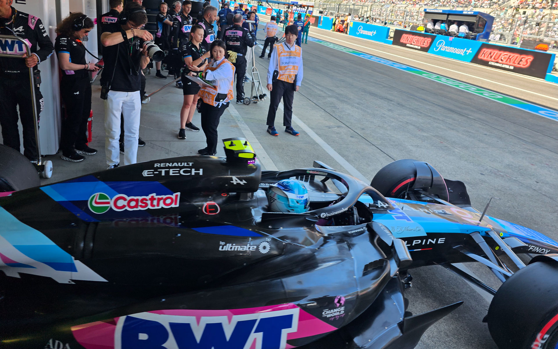 レコノサンスラップへ出て行く車両。このあとメカニックはグリッドに移動して車両がグリッドに到着するのを待つ