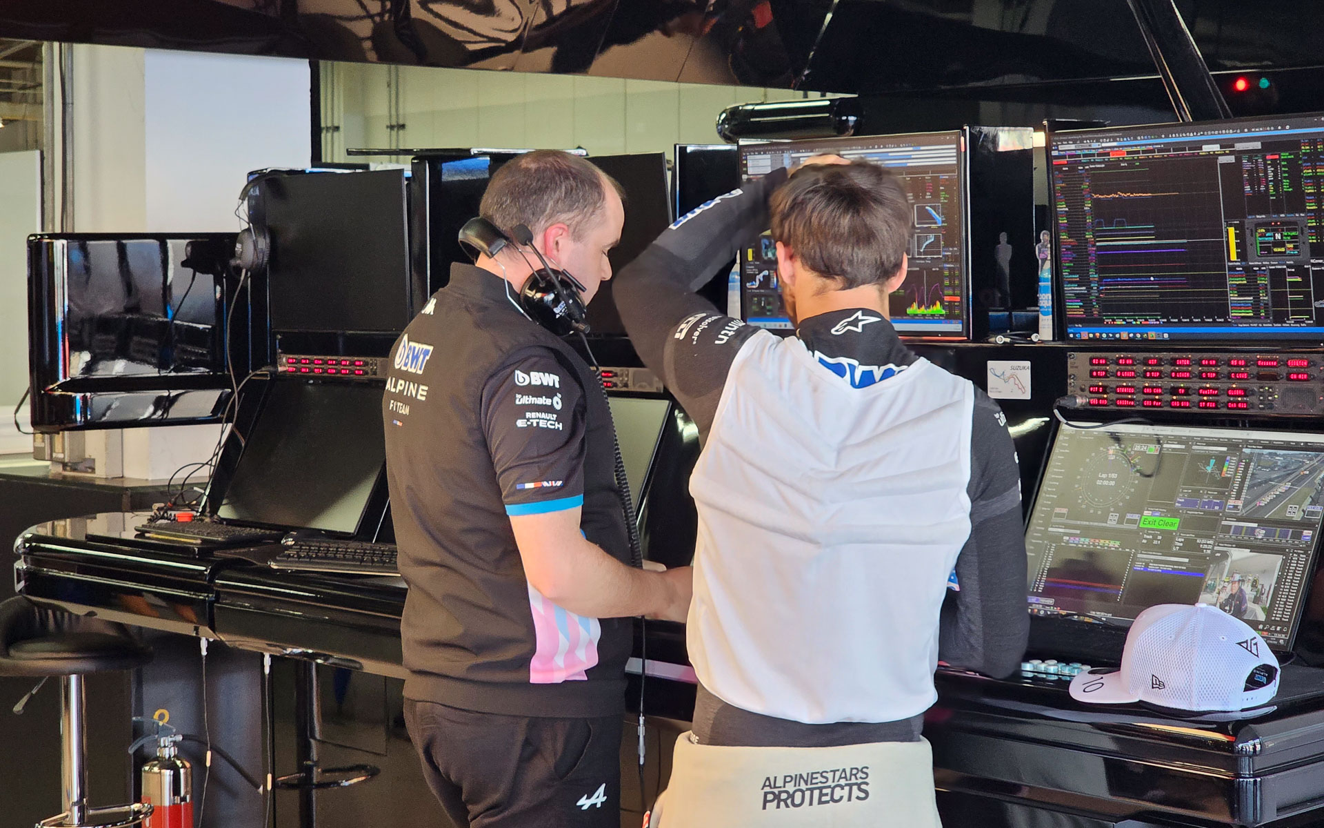 クルマをグリッドにとめたあと、両ドライバーともエンジニアと真剣に話し込んでいた