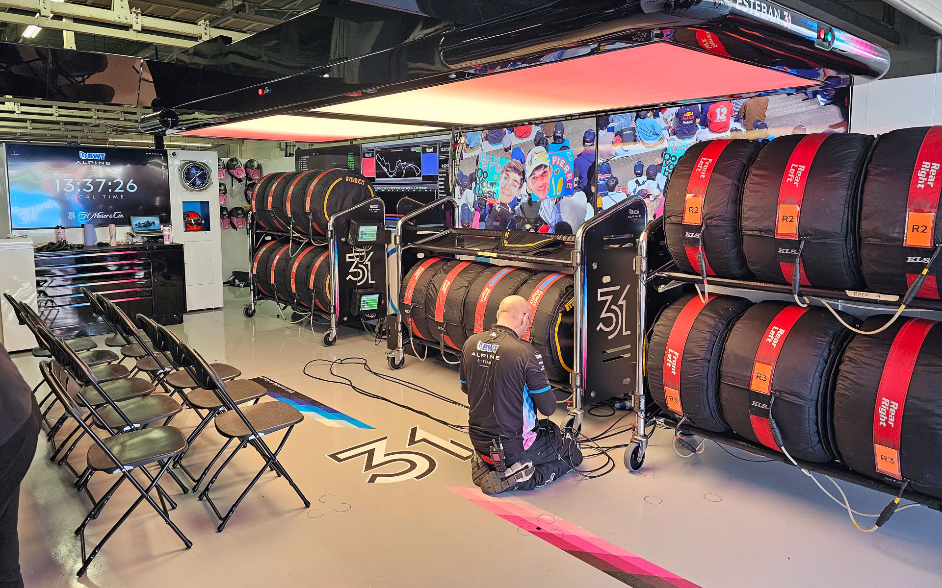 クルマがグリッドにつくとレースに向けてメカニックが待機するための椅子が並べられる