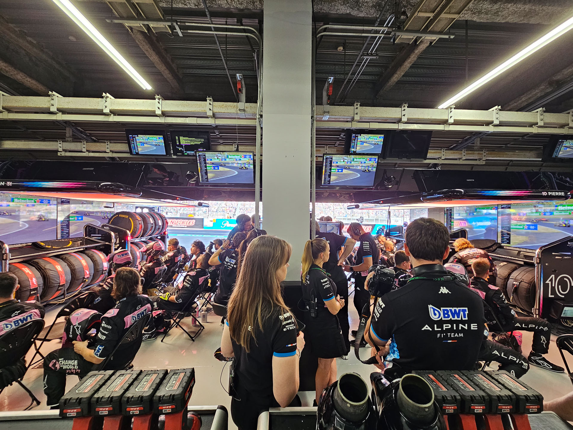 レース中のアルピーヌF1チームのピットの様子