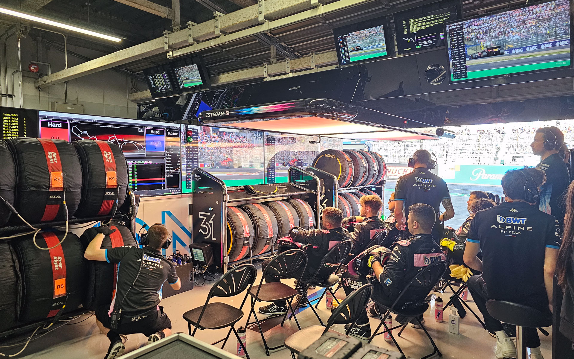 レース中のアルピーヌF1チームのピットの様子