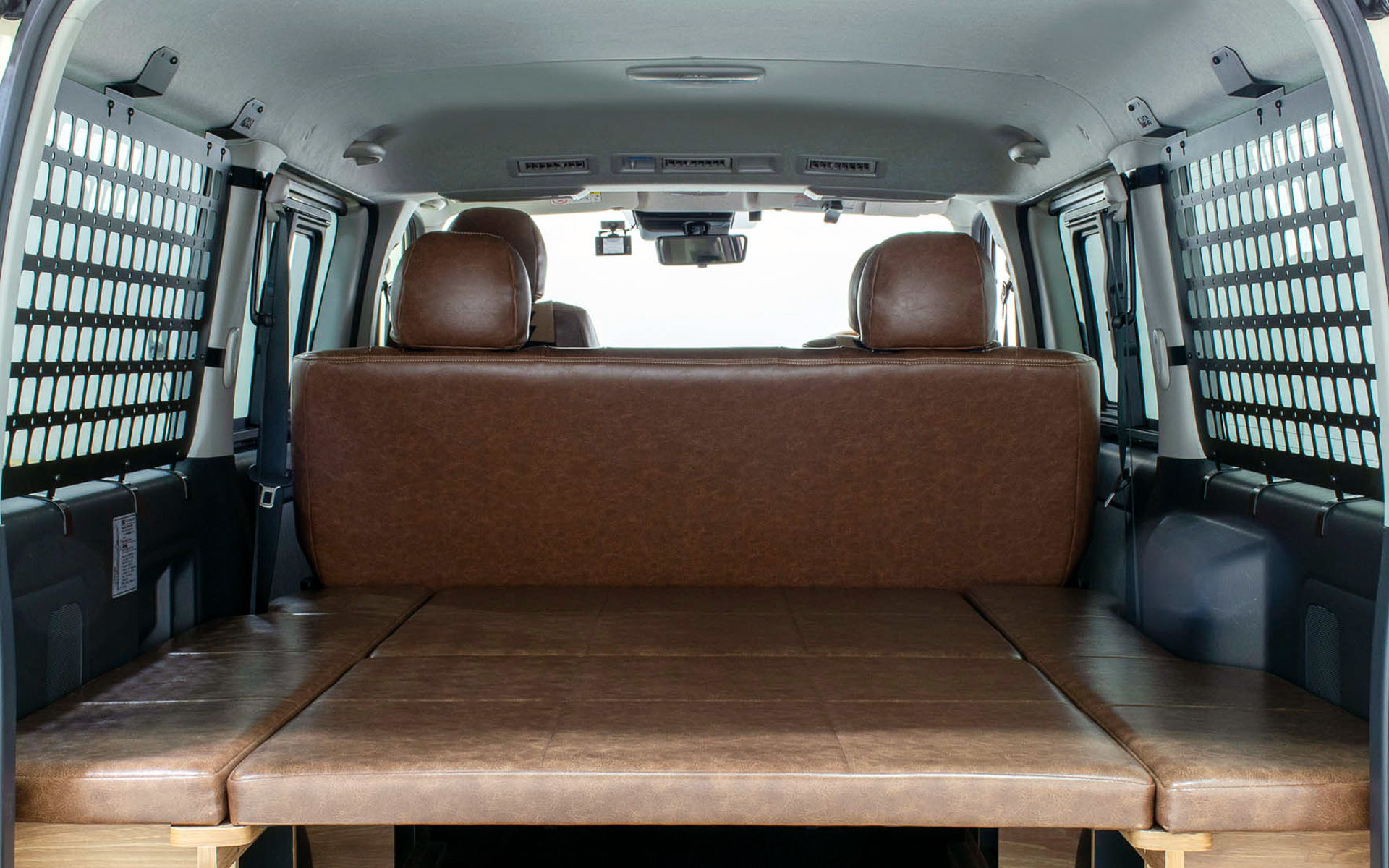 2つ購入すれば左右のクォーターガラスに装着できる