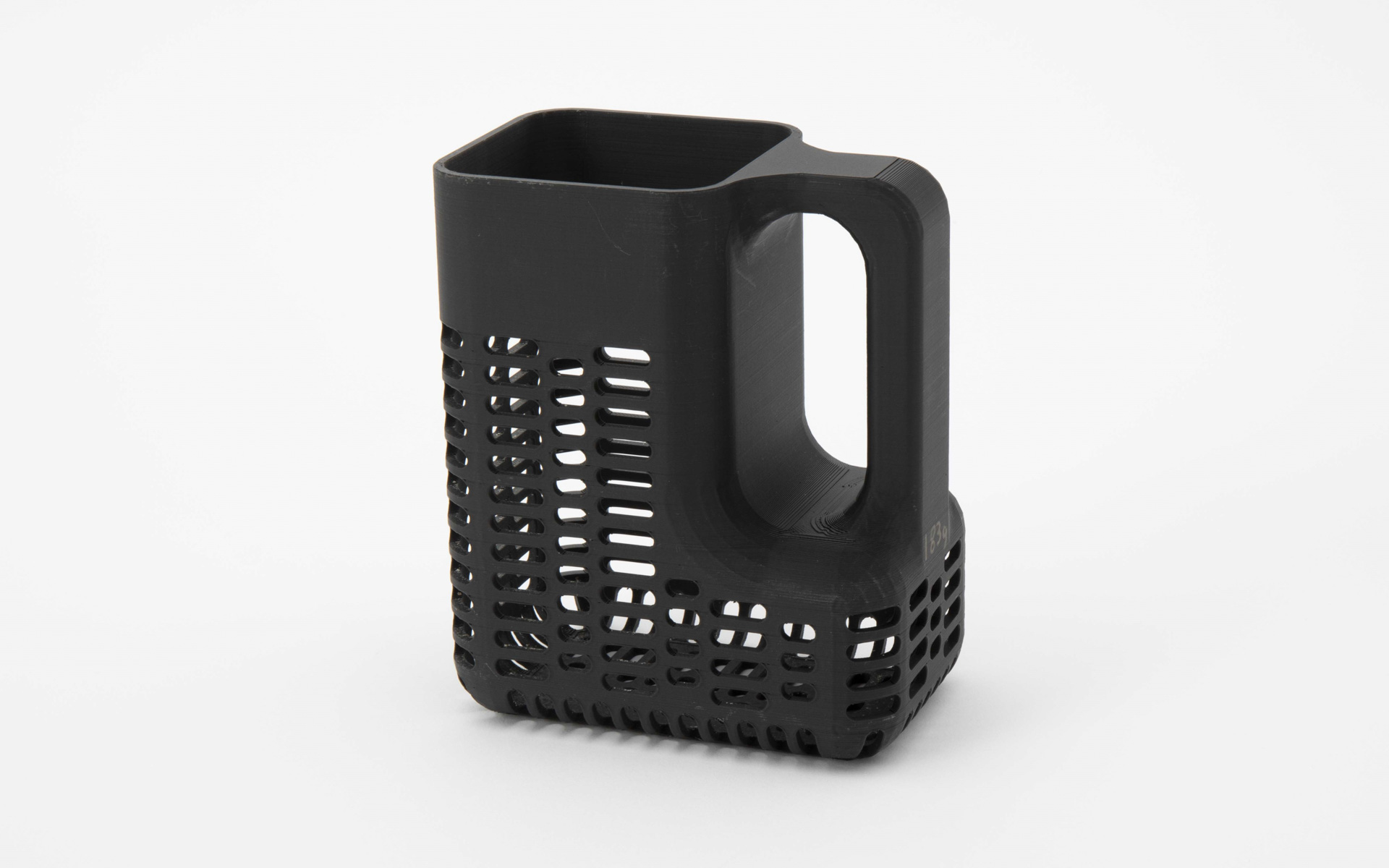 砂と細かいゴミをふるい分けるオリジナルツール「シャカシャカ」（さかなクン命名）