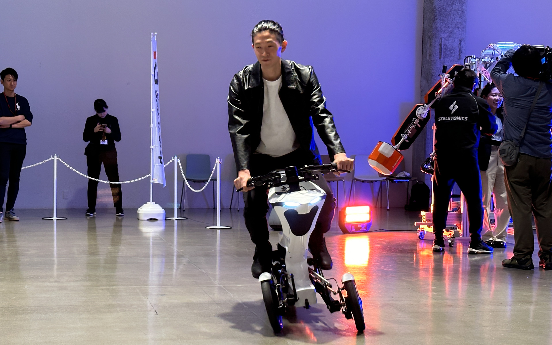 RDSとfuRo（千葉工業大学 未来ロボット技術研究センター）が共同開発した3輪のプラットフォーム型モビリティ「Raptor」