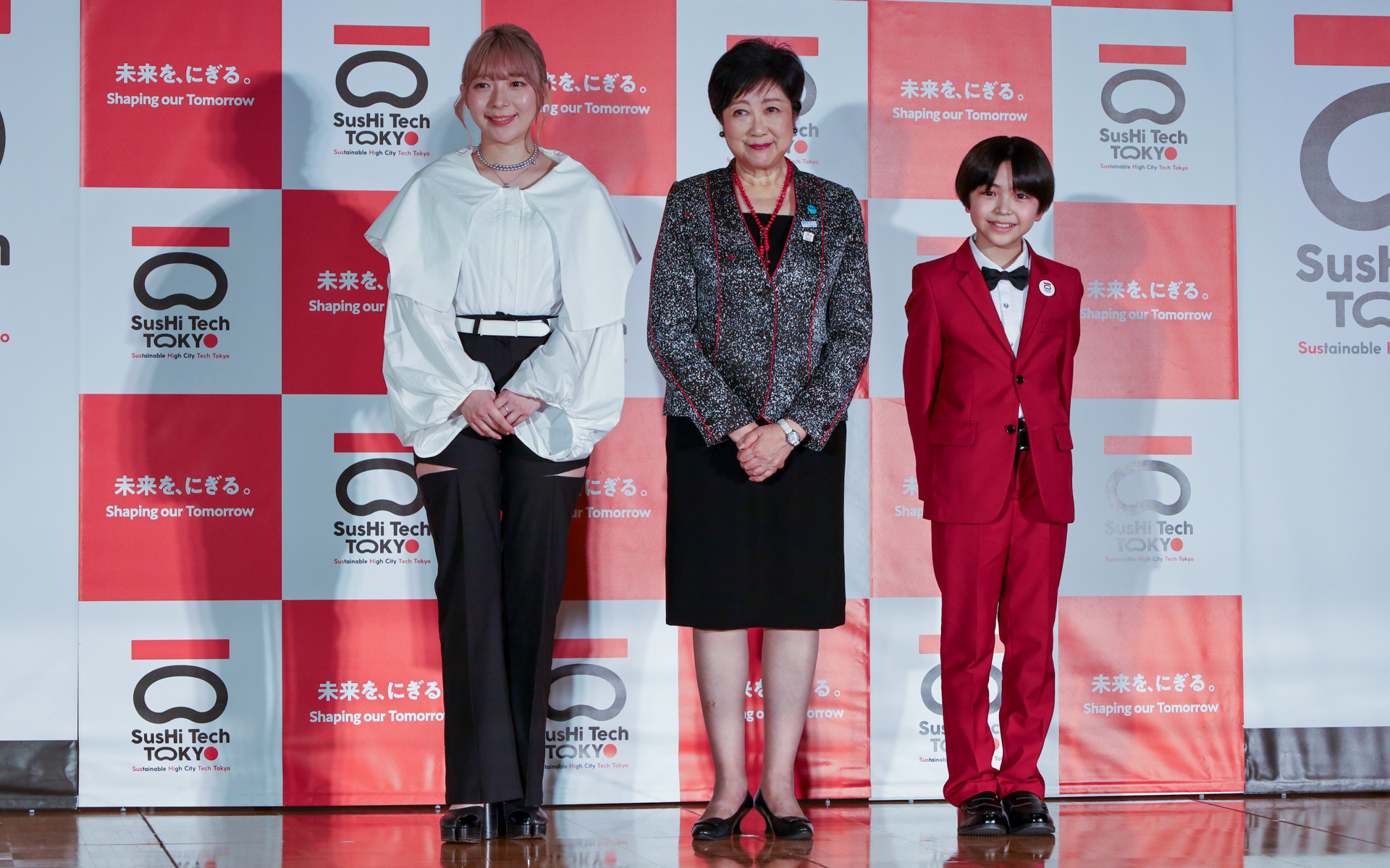 実行委員長の辻愛沙子氏、小池都知事、特別ドラマ出演する後藤りゅうとさんによる記念撮影