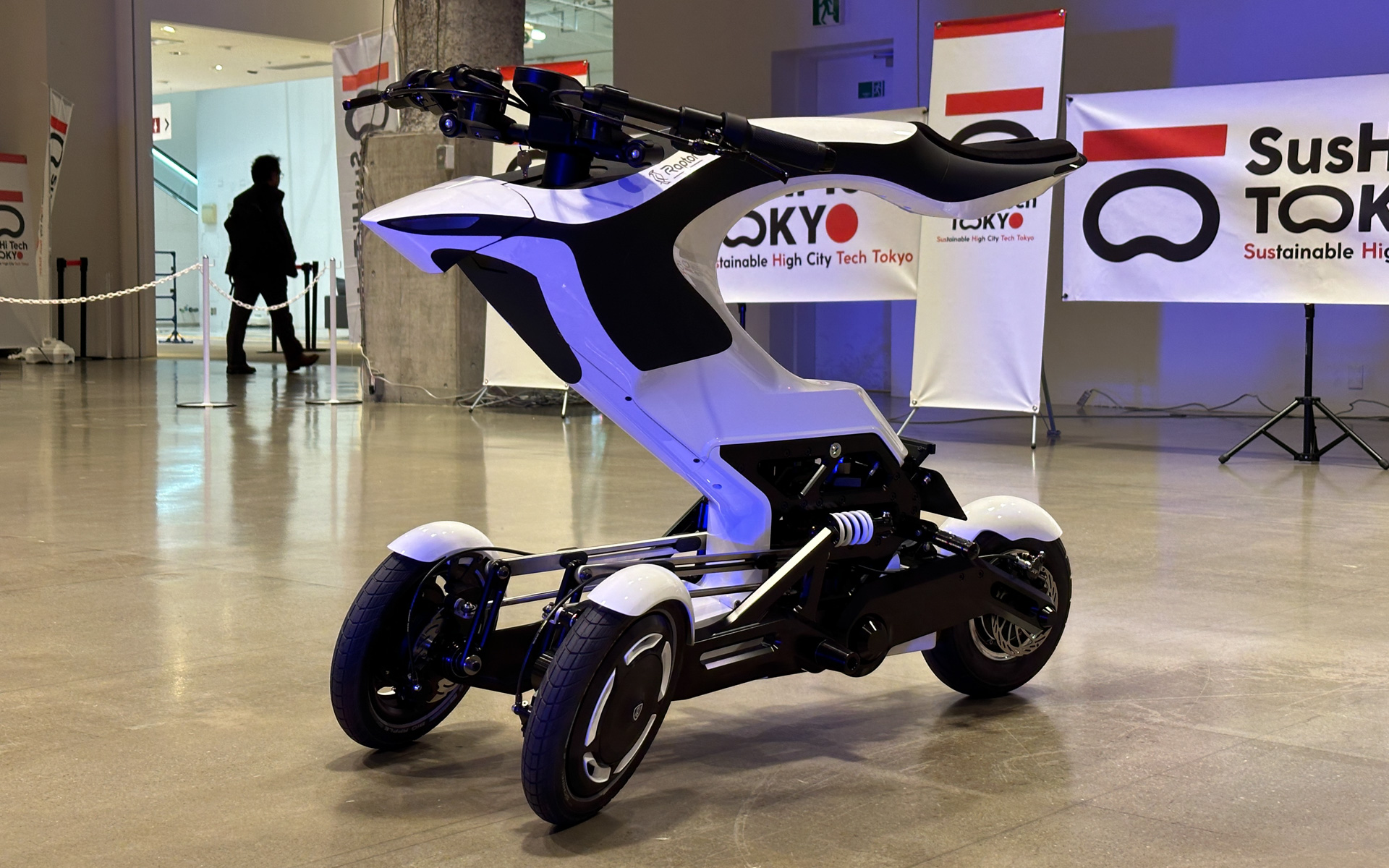 RDSとfuRo（千葉工業大学 未来ロボット技術研究センター）が共同開発した3輪のプラットフォーム型モビリティ「Raptor」