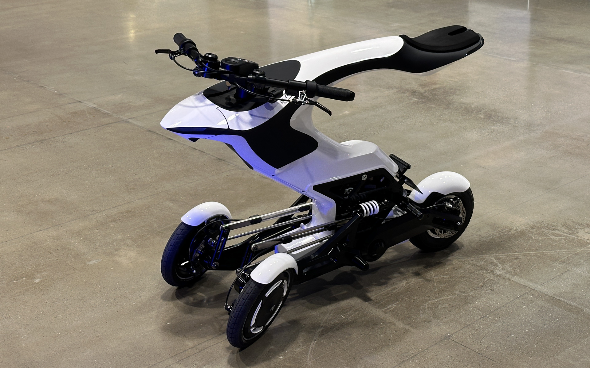 RDSとfuRo（千葉工業大学 未来ロボット技術研究センター）が共同開発した3輪のプラットフォーム型モビリティ「Raptor」