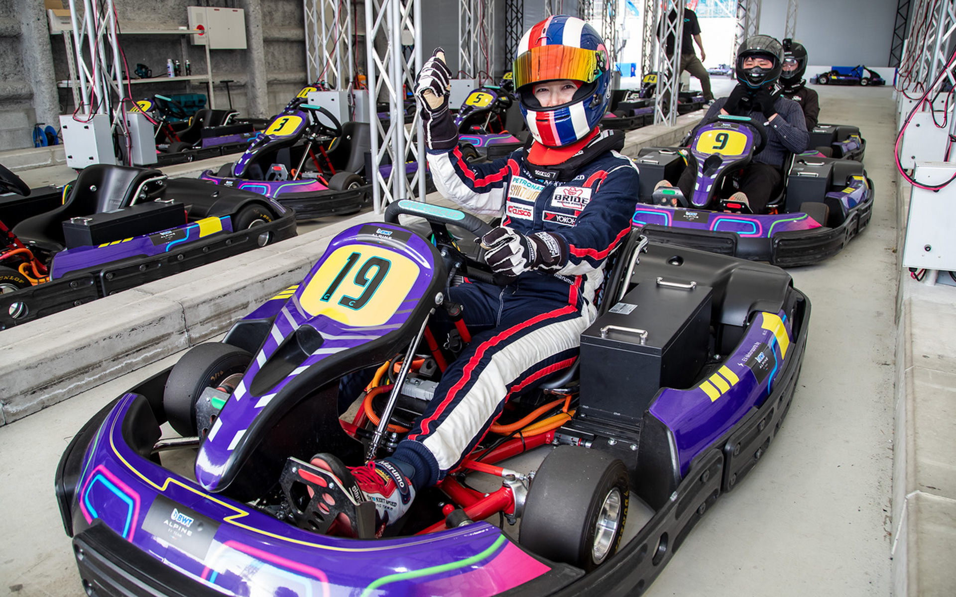 身長150cm以上の大人が乗ることができるEVカートは、日本最高峰のカートレース「全日本カート選手権」でEV部門の車両開発を担当するTOM’Sが、専用に開発したEVレーシングカートです。初めての人でも乗りやすく、胸のすくような加速感が味わえるのが魅力