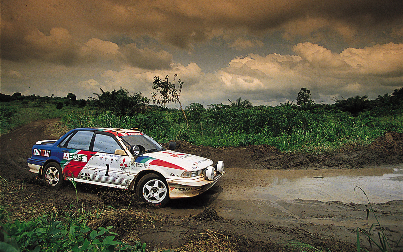 1992年のWRCアイボリーコーストラリーで総合優勝を飾った「ギャランVR-4」