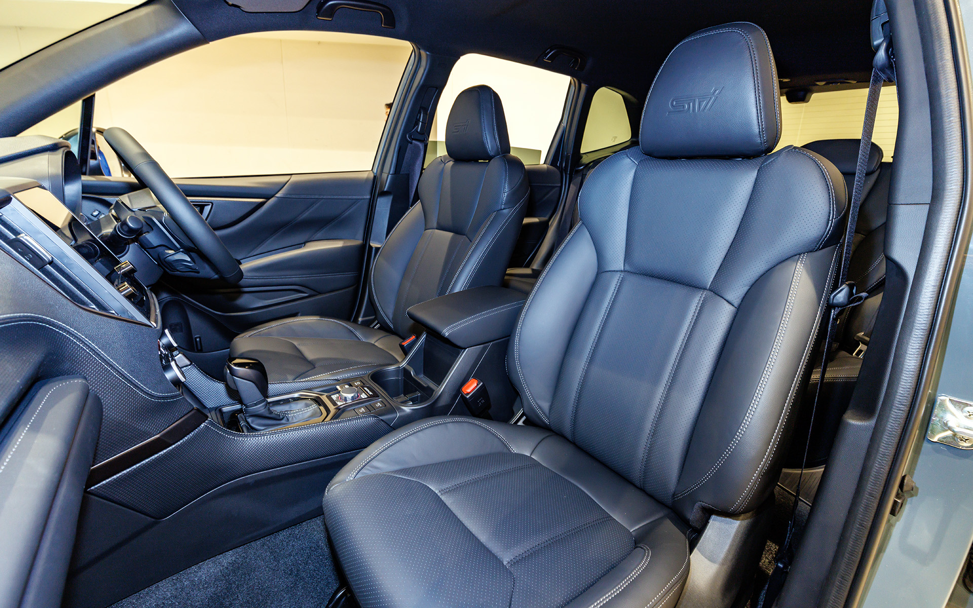 本革シート（ナッパレザー［ブラック/シルバーステッチ］）を特別装備