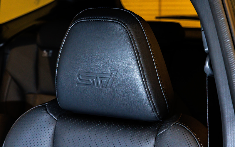 STI スポーツシート 黒 レザー STI スポーツシート 黒 レザー
