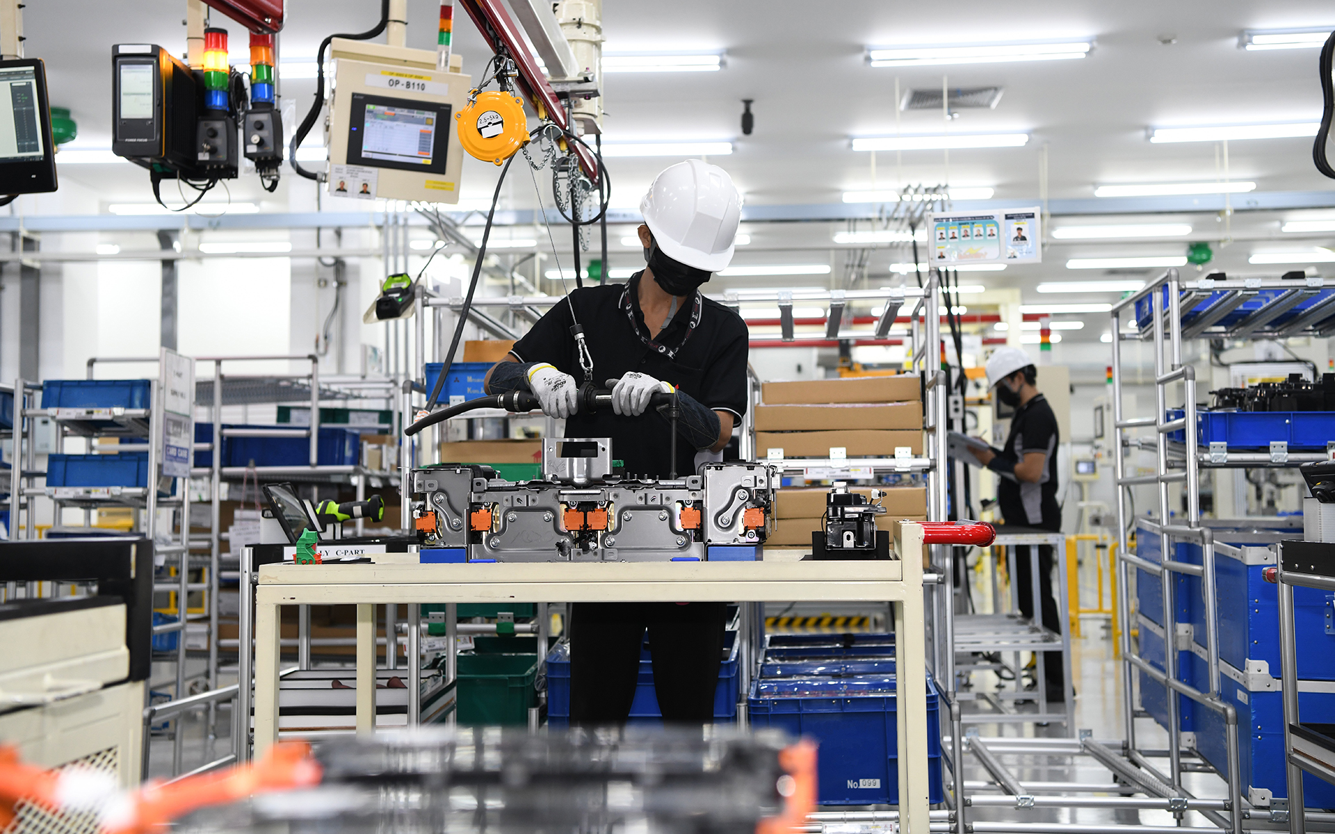 HEV用の小型バッテリパックは日本で生産され、安全性の面から温度管理ができる船で輸送。そしてエンジン工場内で電池の形になる