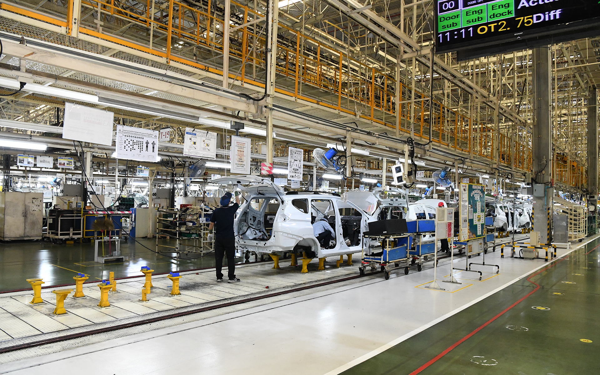 組み立ては工場の中央から行なわれる