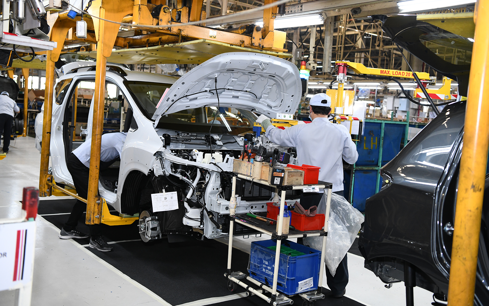 組み立ては工場の中央から行なわれる