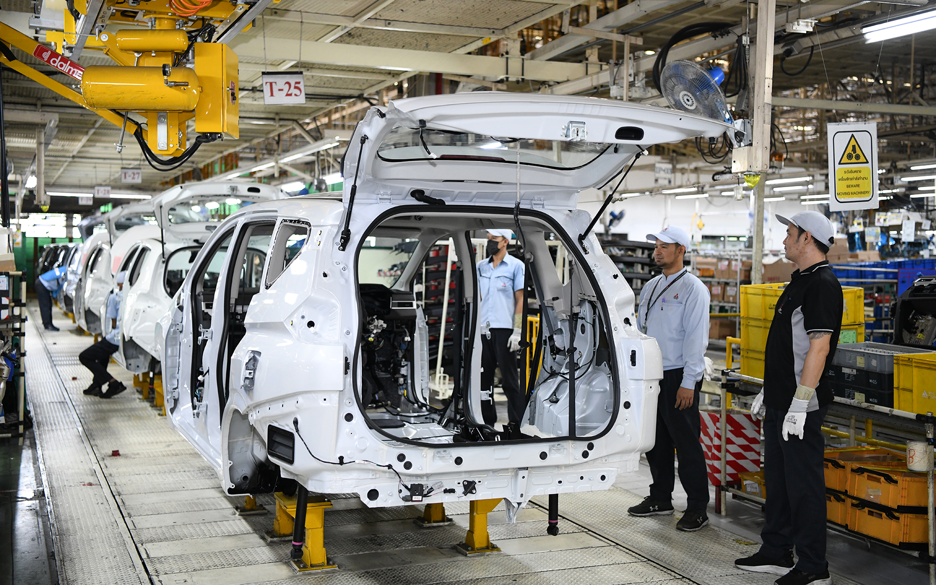 組み立ては工場の中央から行なわれる