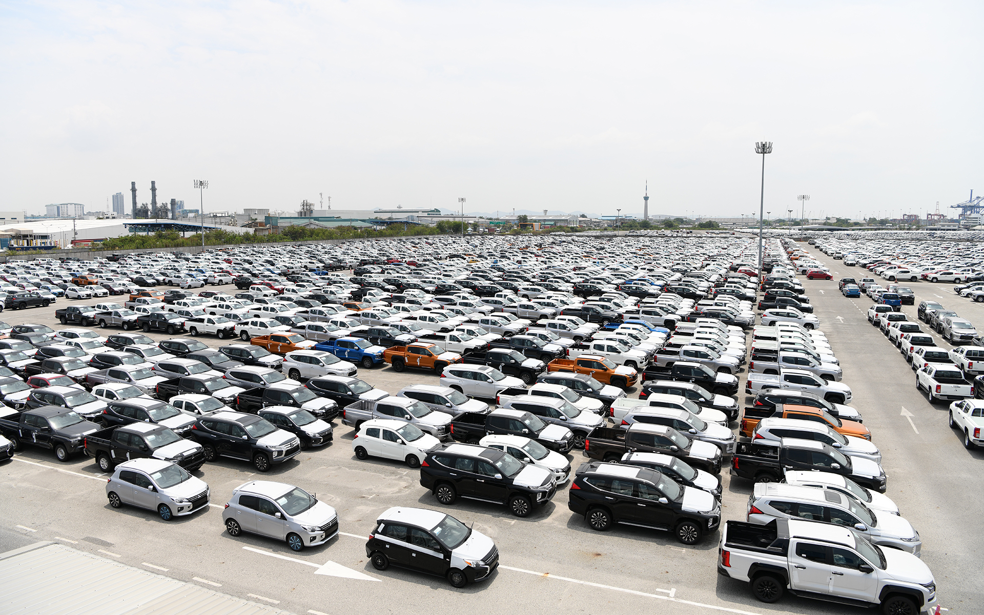 港にある圧巻のモータープール。整然と隙間なく車両が置かれる