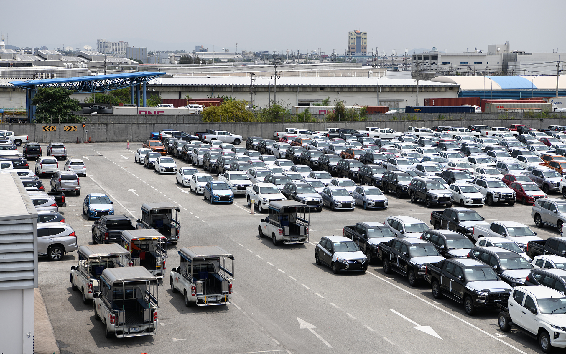 港にある圧巻のモータープール。整然と隙間なく車両が置かれる