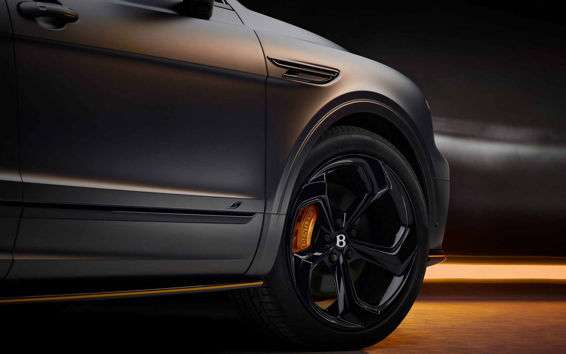 ブレーキキャリパーもアクセントカラーとなる